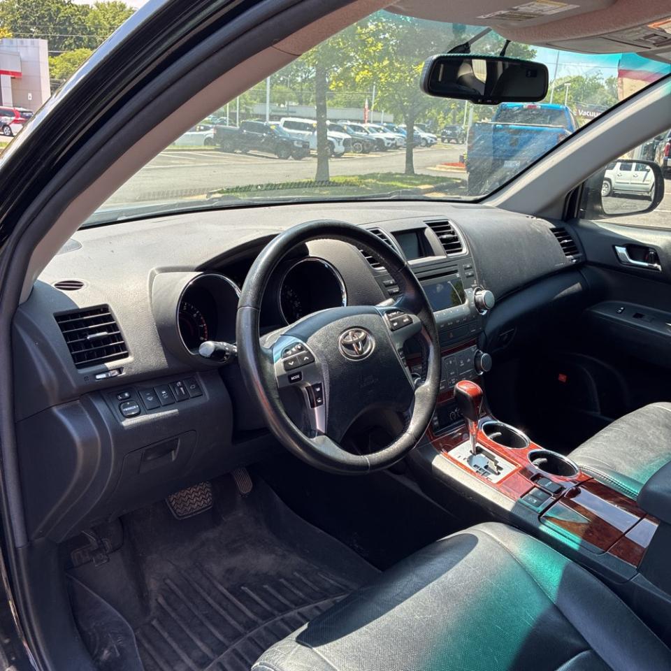 Toyota Highlander 4WD 4dr V6 Limited (Natl) 2011