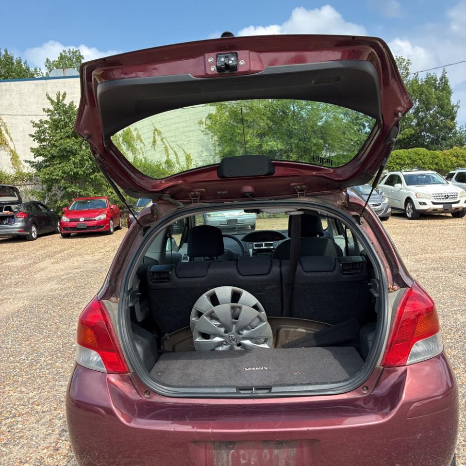 Toyota Yaris 3dr LB Man (Natl) 2010