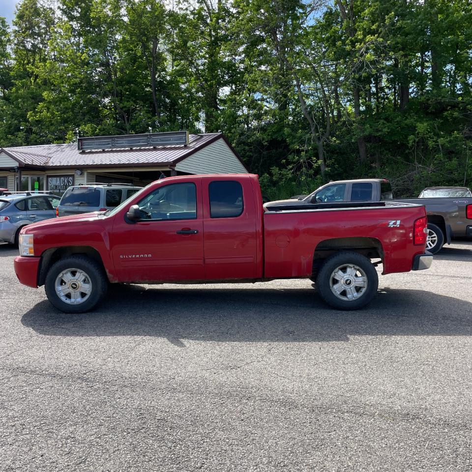 Chevrolet Silverado 1500 4WD Ext Cab 143.5" LT 2011