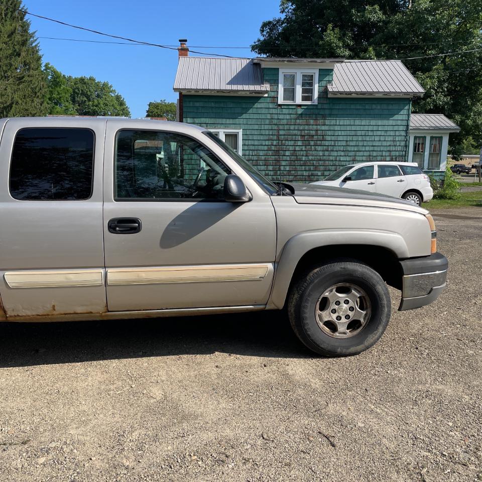 Chevrolet Silverado 1500 Ext Cab 143.5" WB 4WD LS 2004
