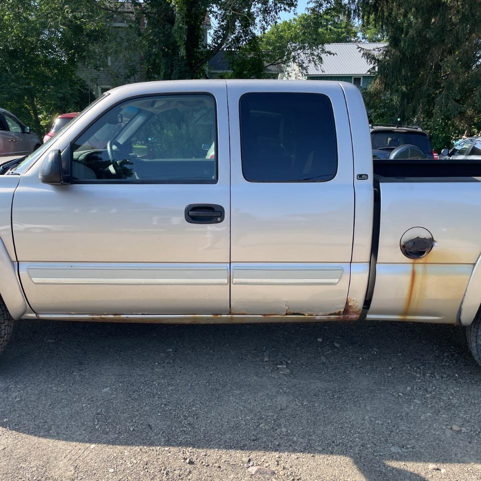 Chevrolet Silverado 1500 Ext Cab 143.5" WB 4WD LS 2004