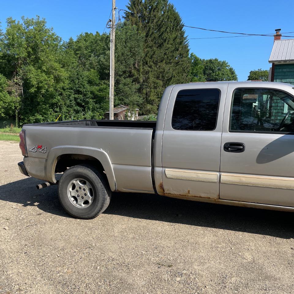 Chevrolet Silverado 1500 Ext Cab 143.5" WB 4WD LS 2004