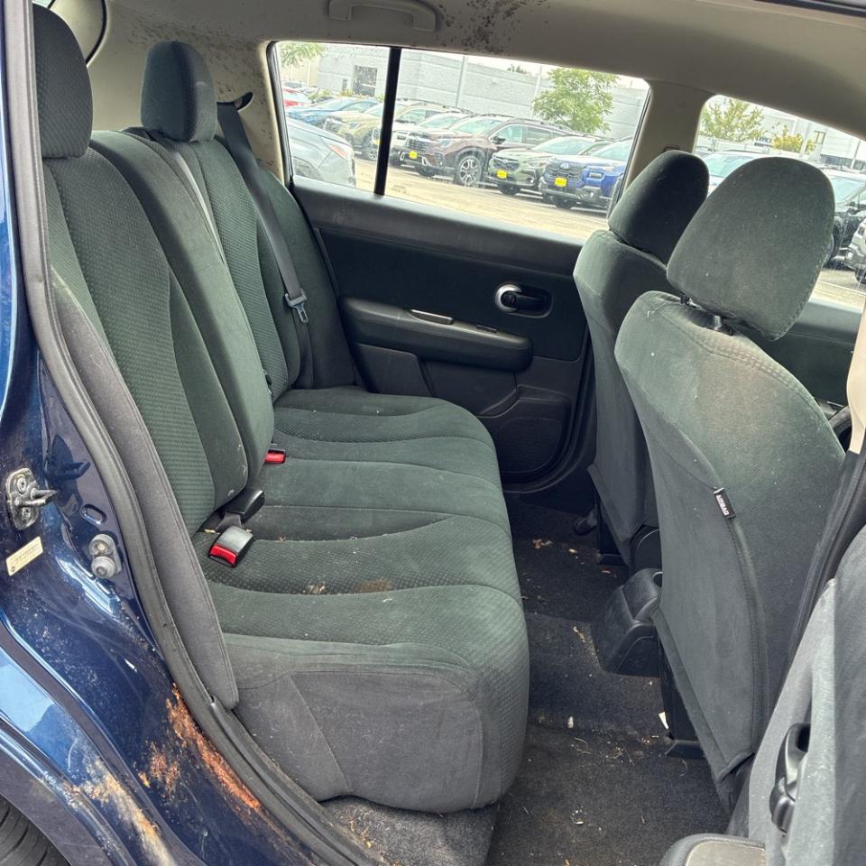 Nissan Versa 5dr HB Auto 1.8 S 2012