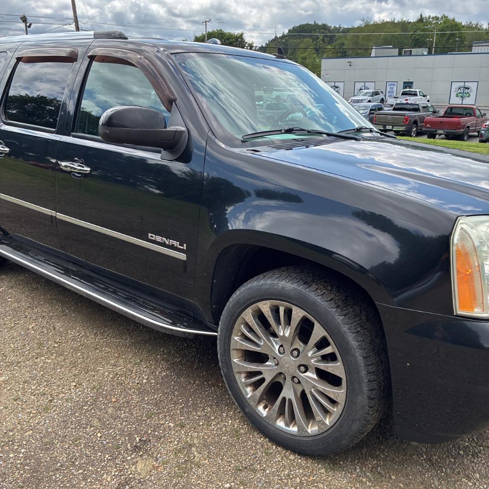 GMC Yukon XL AWD 4dr 1500 Denali 2010