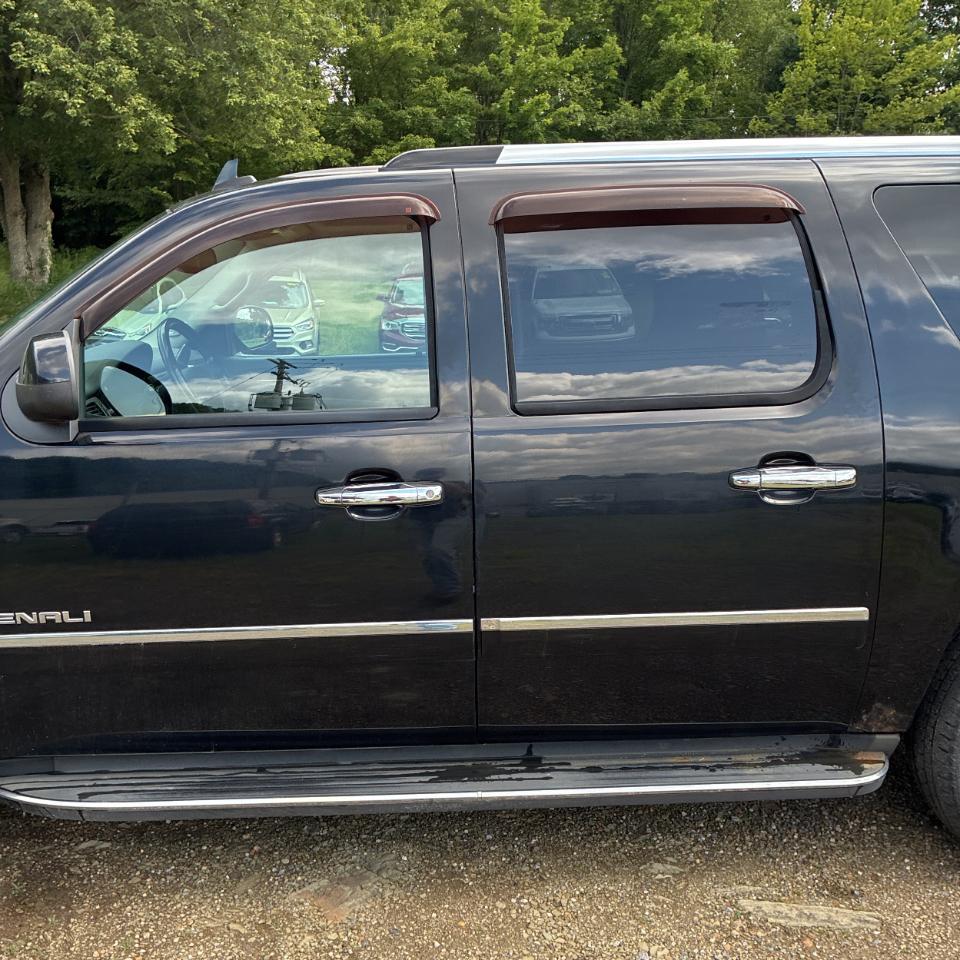 GMC Yukon XL AWD 4dr 1500 Denali 2010