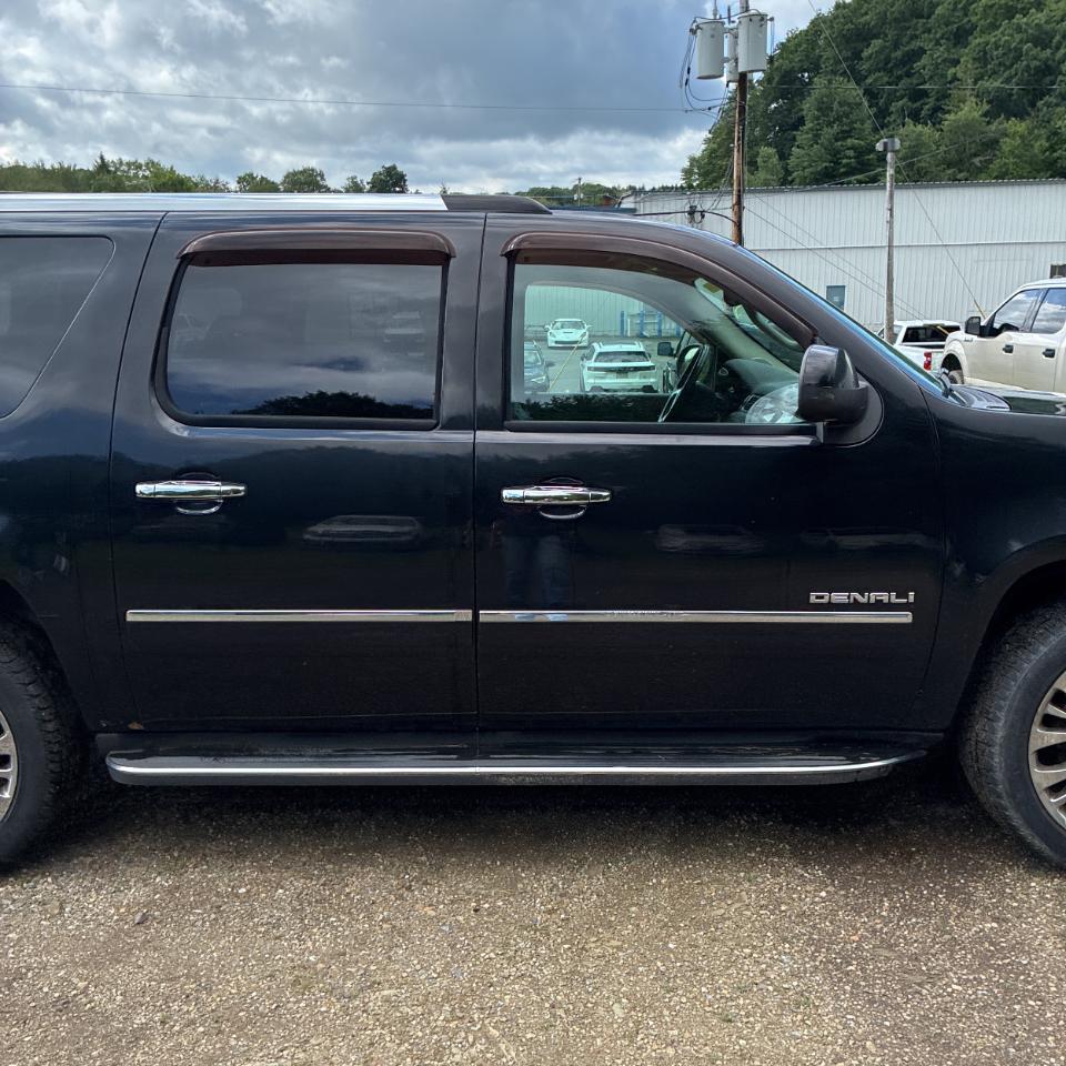 GMC Yukon XL AWD 4dr 1500 Denali 2010