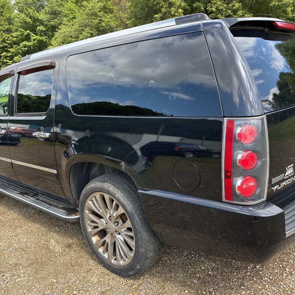 GMC Yukon XL AWD 4dr 1500 Denali 2010