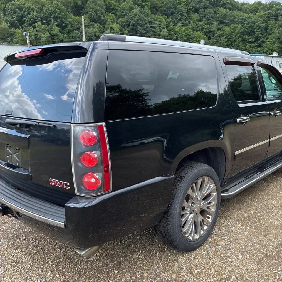 GMC Yukon XL AWD 4dr 1500 Denali 2010