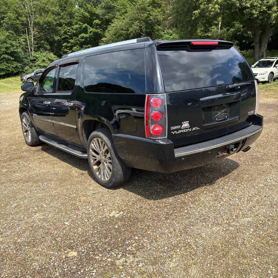 GMC Yukon XL AWD 4dr 1500 Denali 2010