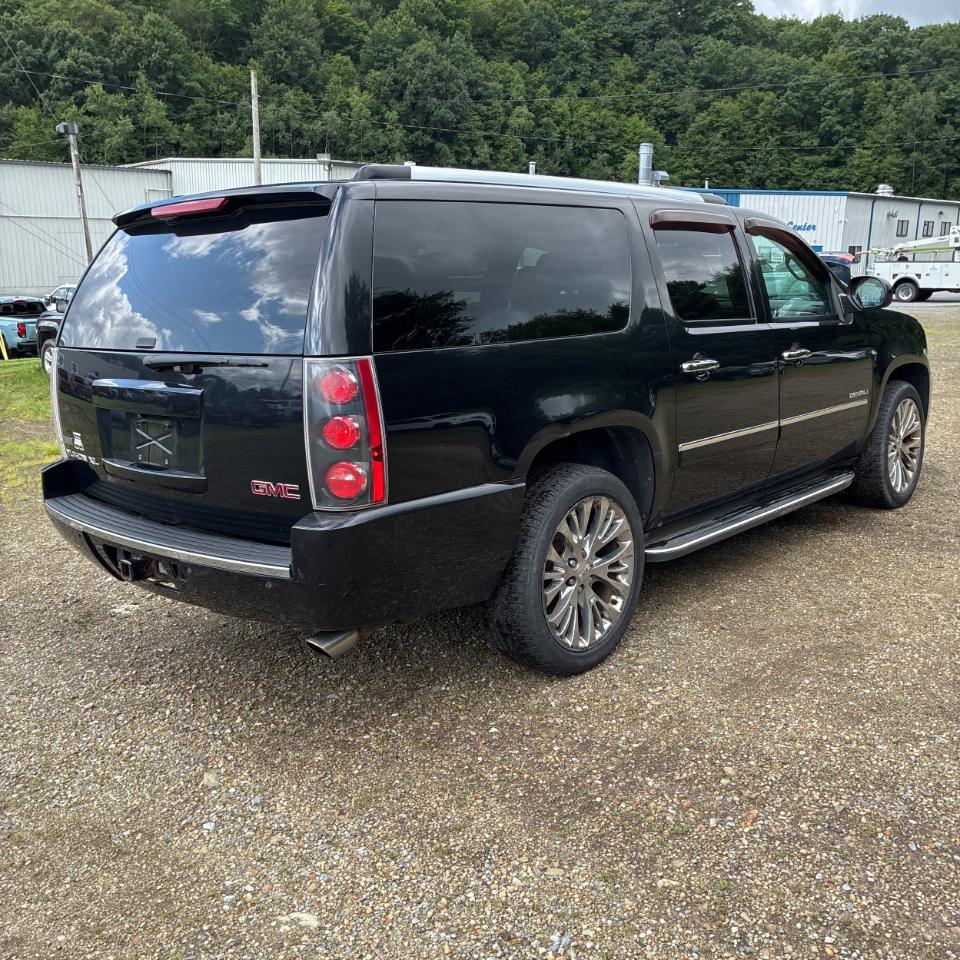GMC Yukon XL AWD 4dr 1500 Denali 2010