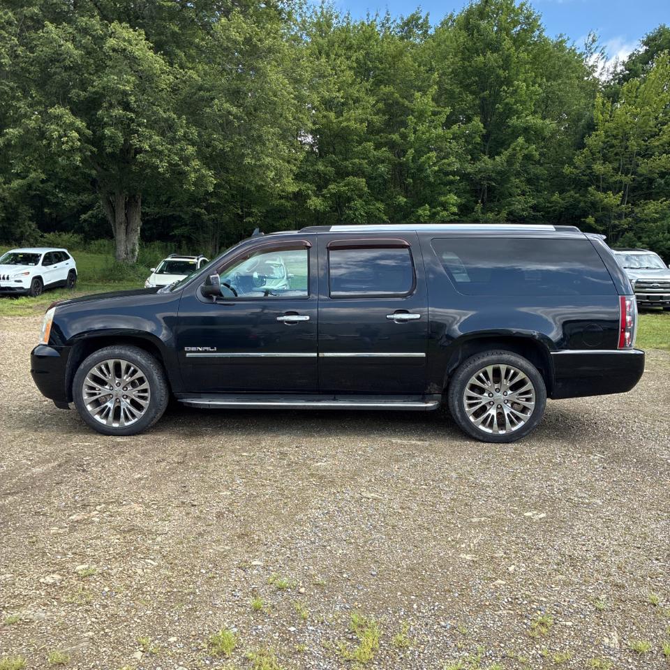 GMC Yukon XL AWD 4dr 1500 Denali 2010