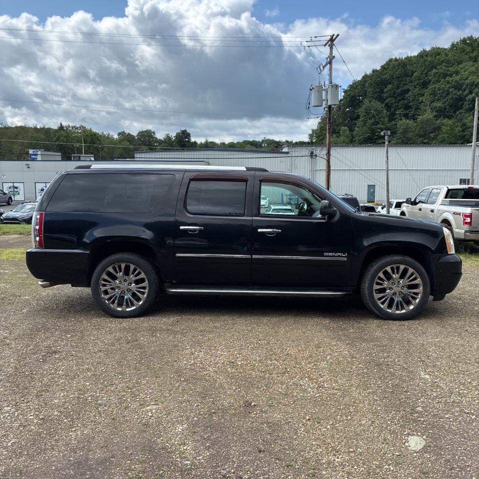 GMC Yukon XL AWD 4dr 1500 Denali 2010