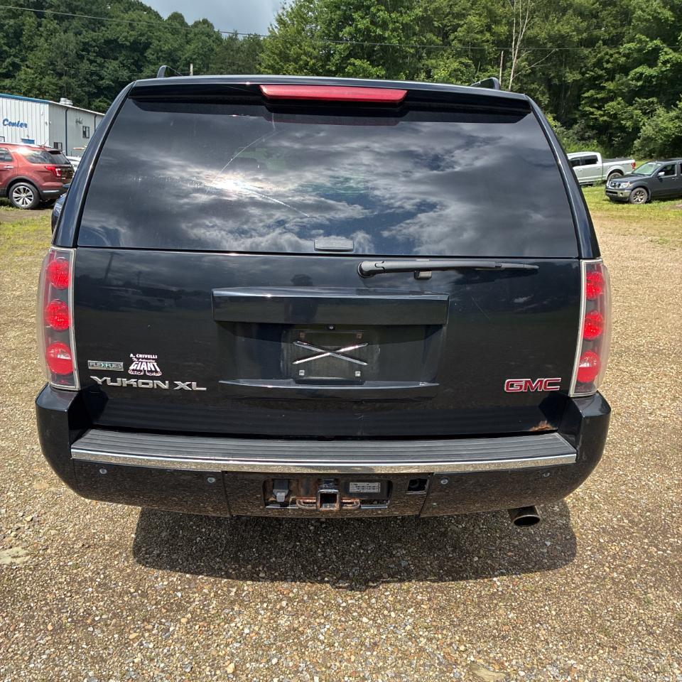 GMC Yukon XL AWD 4dr 1500 Denali 2010