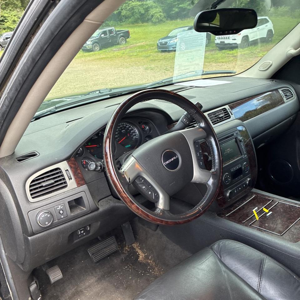 GMC Yukon XL AWD 4dr 1500 Denali 2010