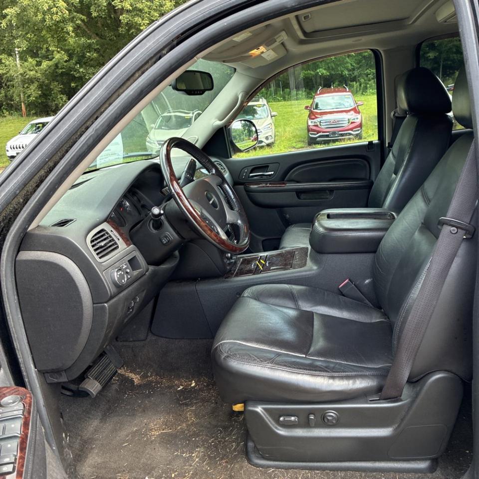 GMC Yukon XL AWD 4dr 1500 Denali 2010