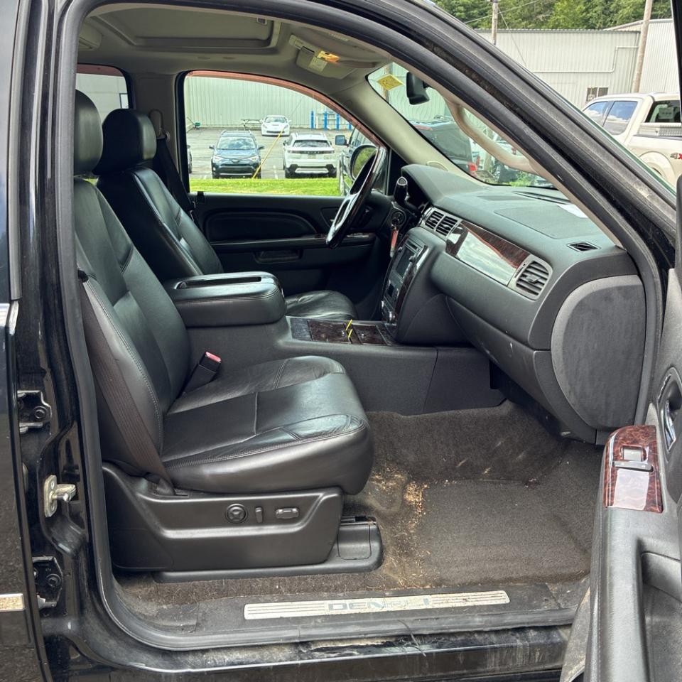 GMC Yukon XL AWD 4dr 1500 Denali 2010