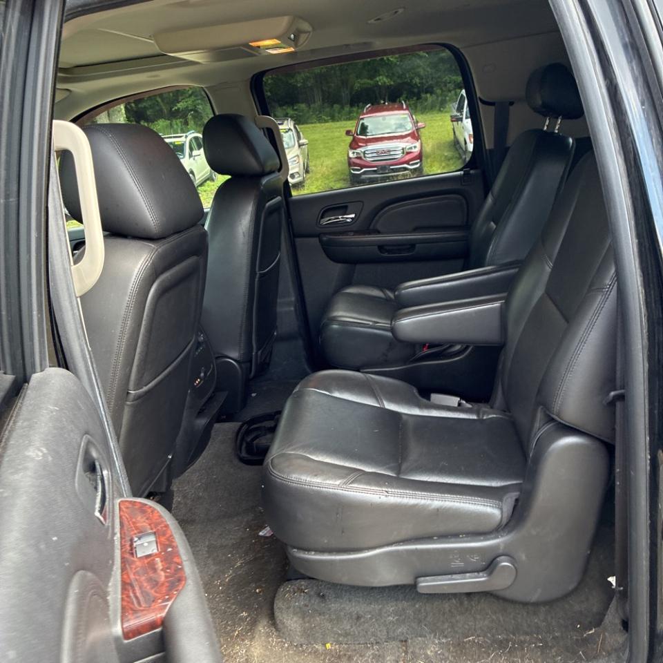 GMC Yukon XL AWD 4dr 1500 Denali 2010