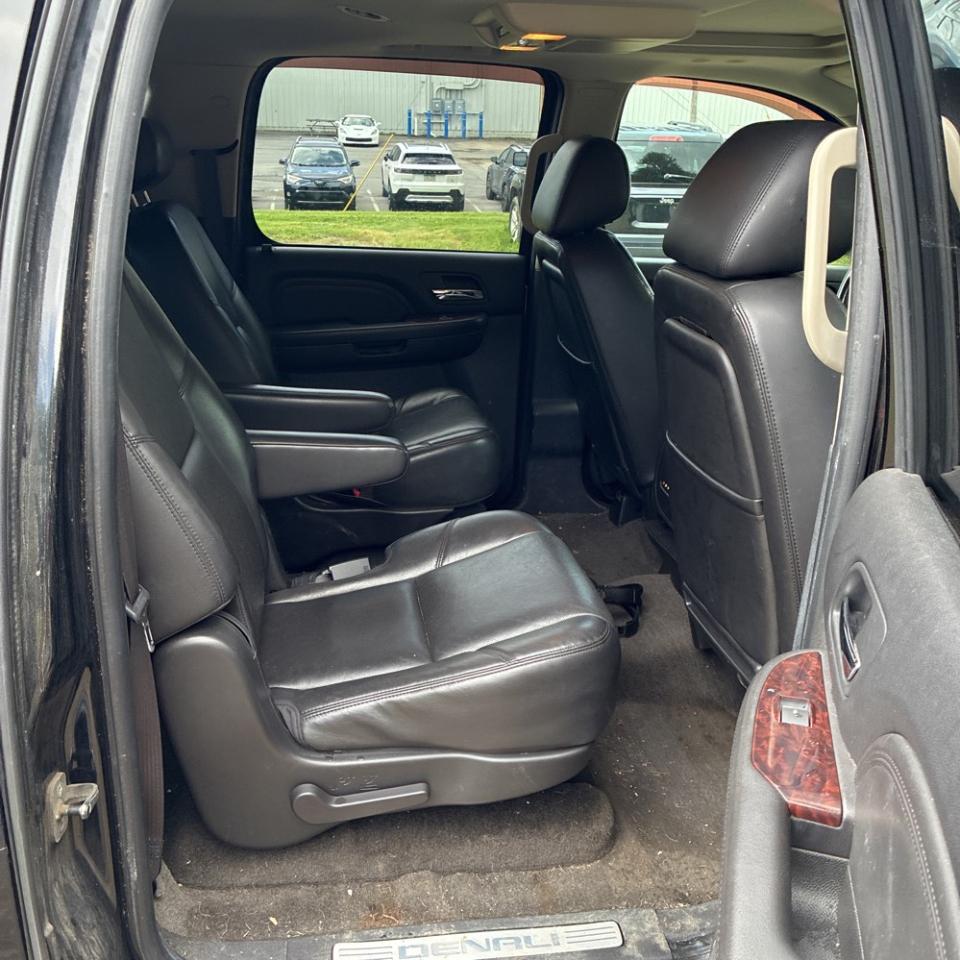 GMC Yukon XL AWD 4dr 1500 Denali 2010