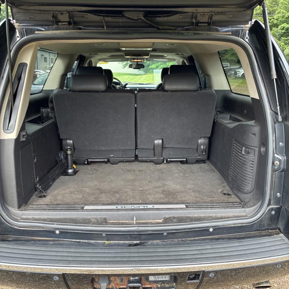 GMC Yukon XL AWD 4dr 1500 Denali 2010