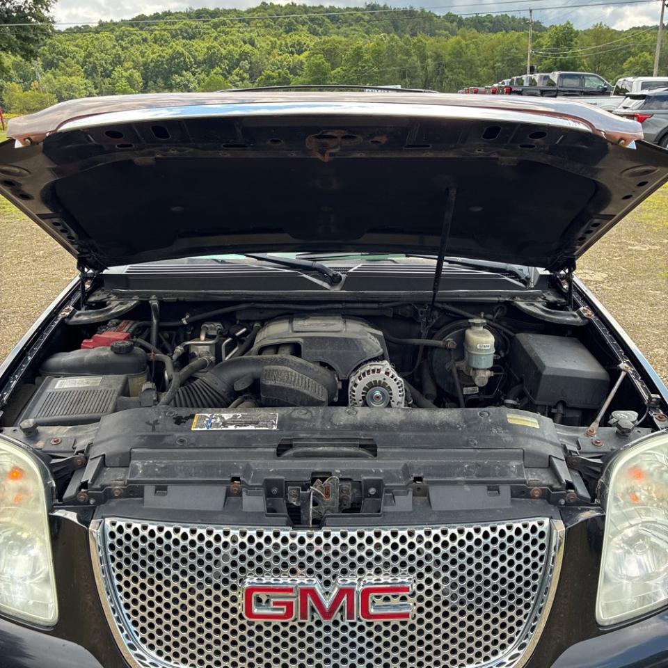 GMC Yukon XL AWD 4dr 1500 Denali 2010