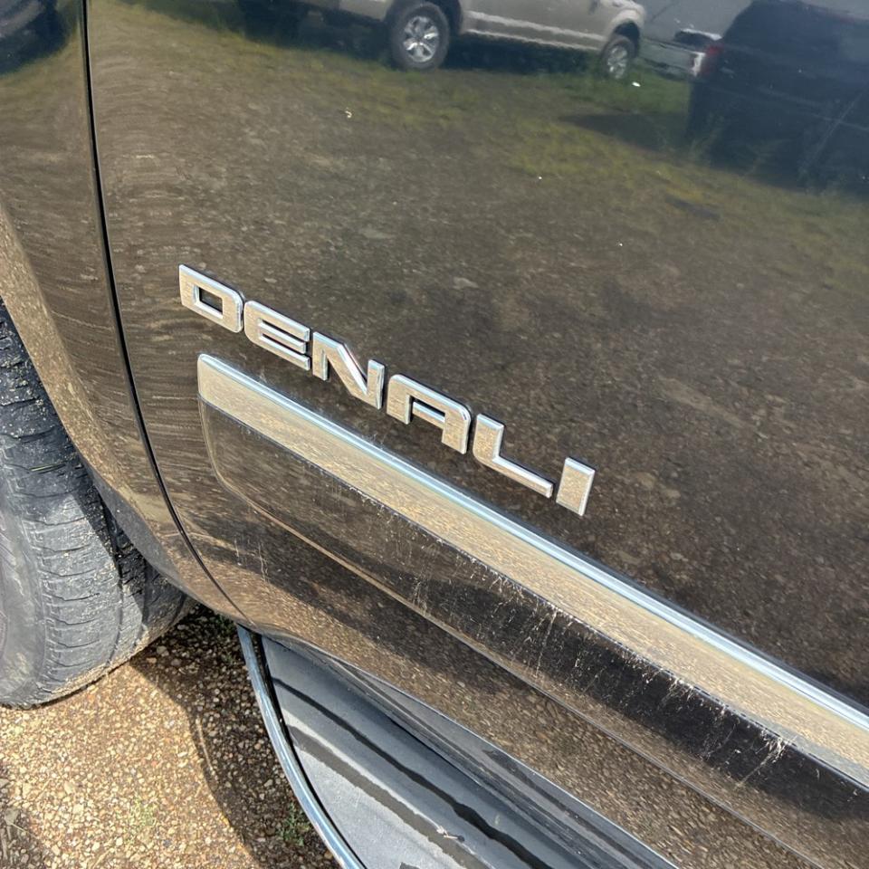 GMC Yukon XL AWD 4dr 1500 Denali 2010
