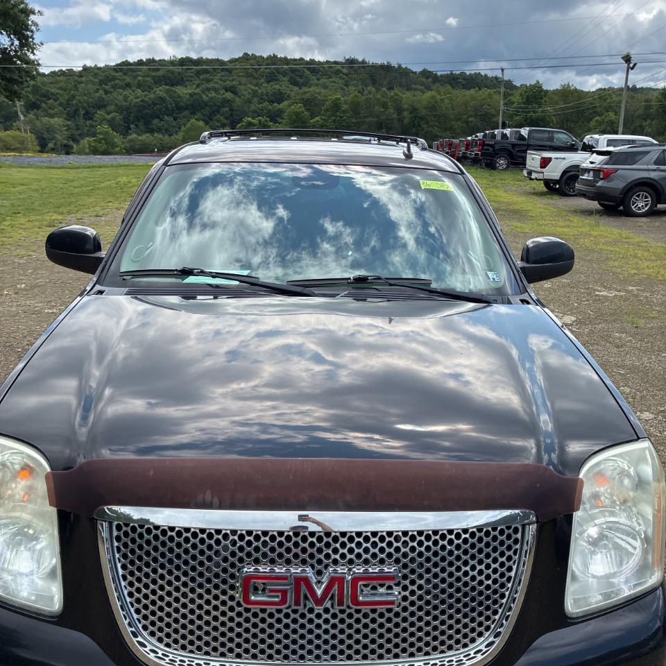 GMC Yukon XL AWD 4dr 1500 Denali 2010