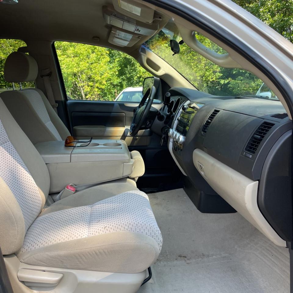 Toyota Tundra 4WD Truck Dbl 5.7L V8 6-Spd AT (Natl) 2008