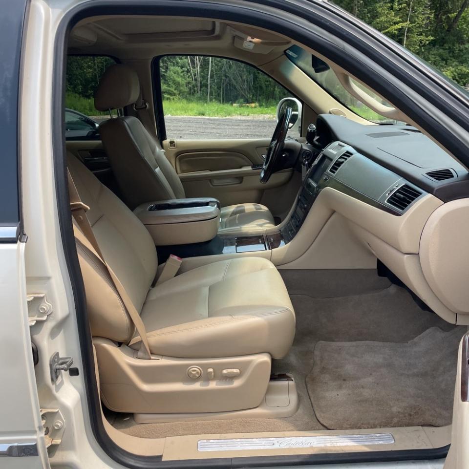 Cadillac Escalade EXT AWD 4dr Premium 2012