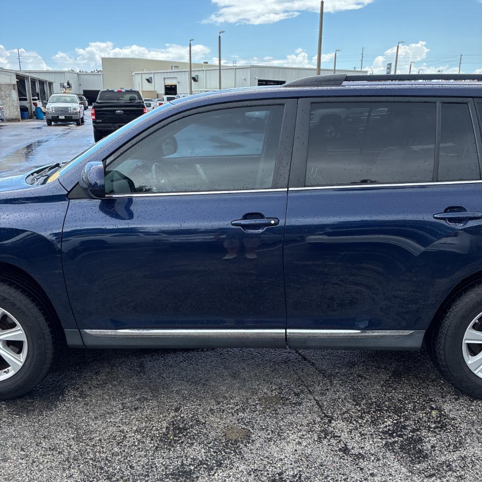 Toyota Highlander FWD 4dr L4 Base (Natl) 2011