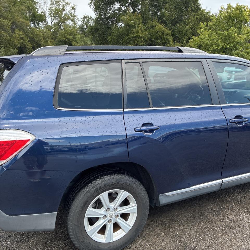 Toyota Highlander FWD 4dr L4 Base (Natl) 2011