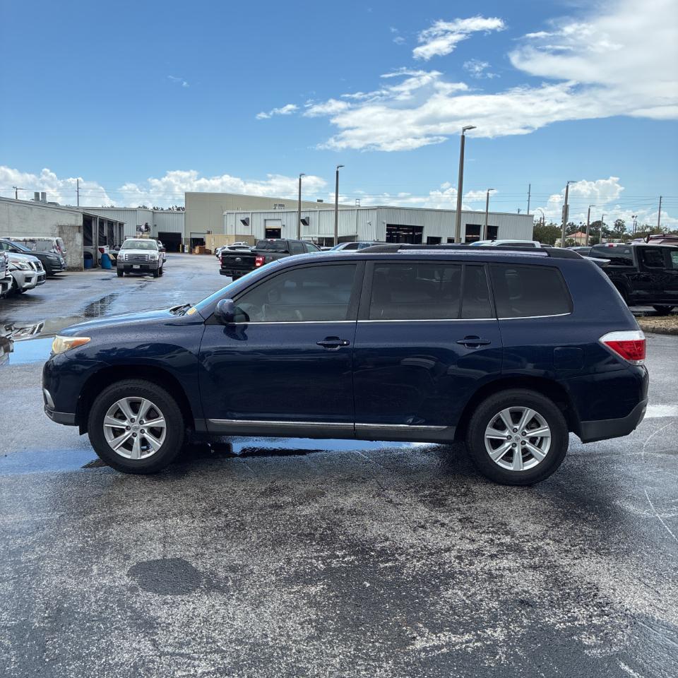 Toyota Highlander FWD 4dr L4 Base (Natl) 2011