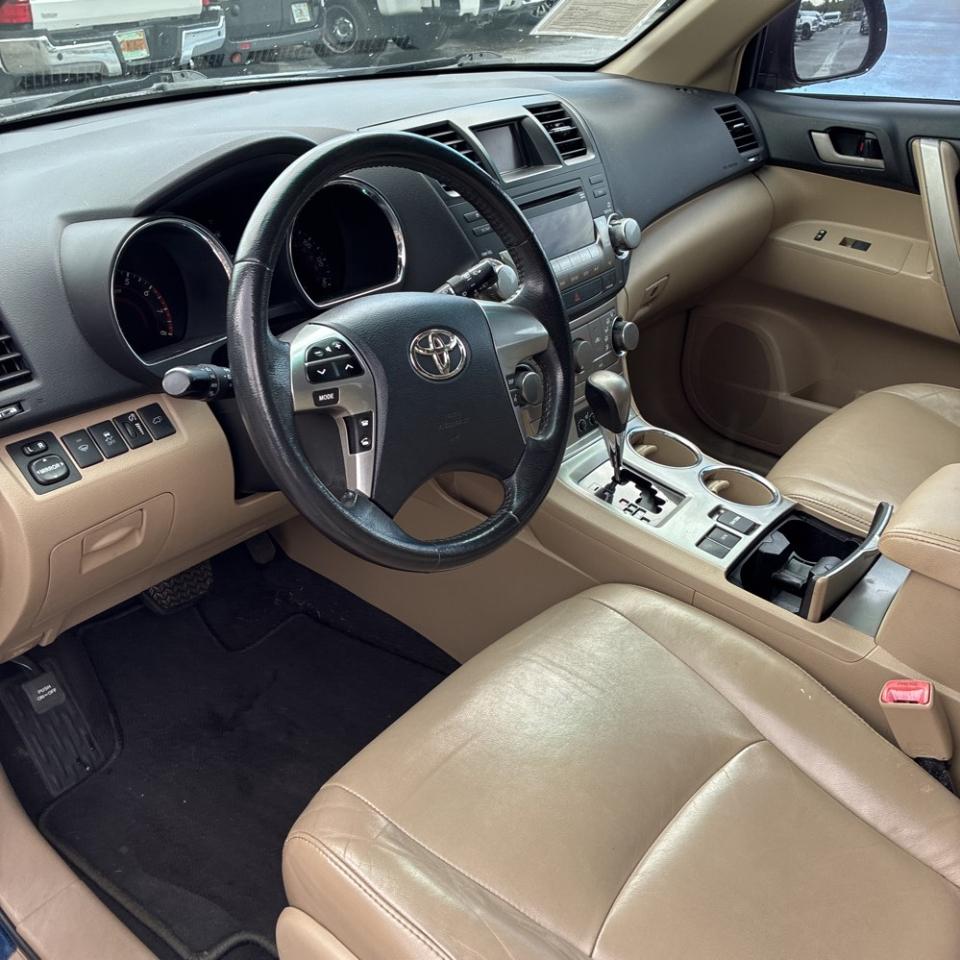 Toyota Highlander FWD 4dr L4 Base (Natl) 2011