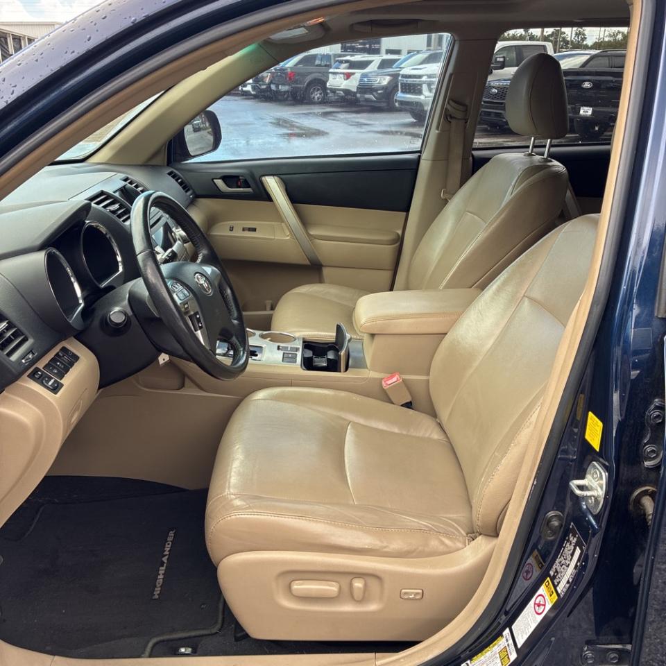Toyota Highlander FWD 4dr L4 Base (Natl) 2011