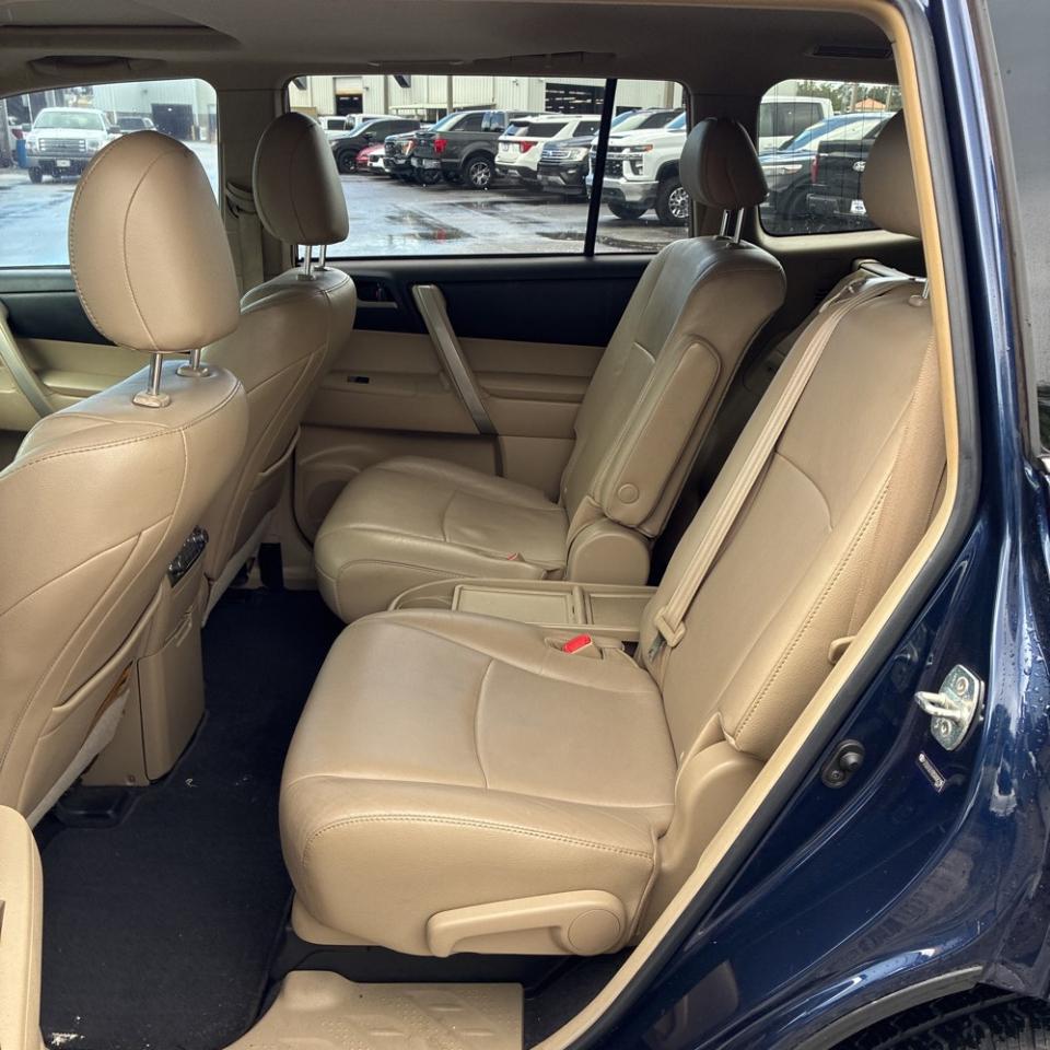 Toyota Highlander FWD 4dr L4 Base (Natl) 2011