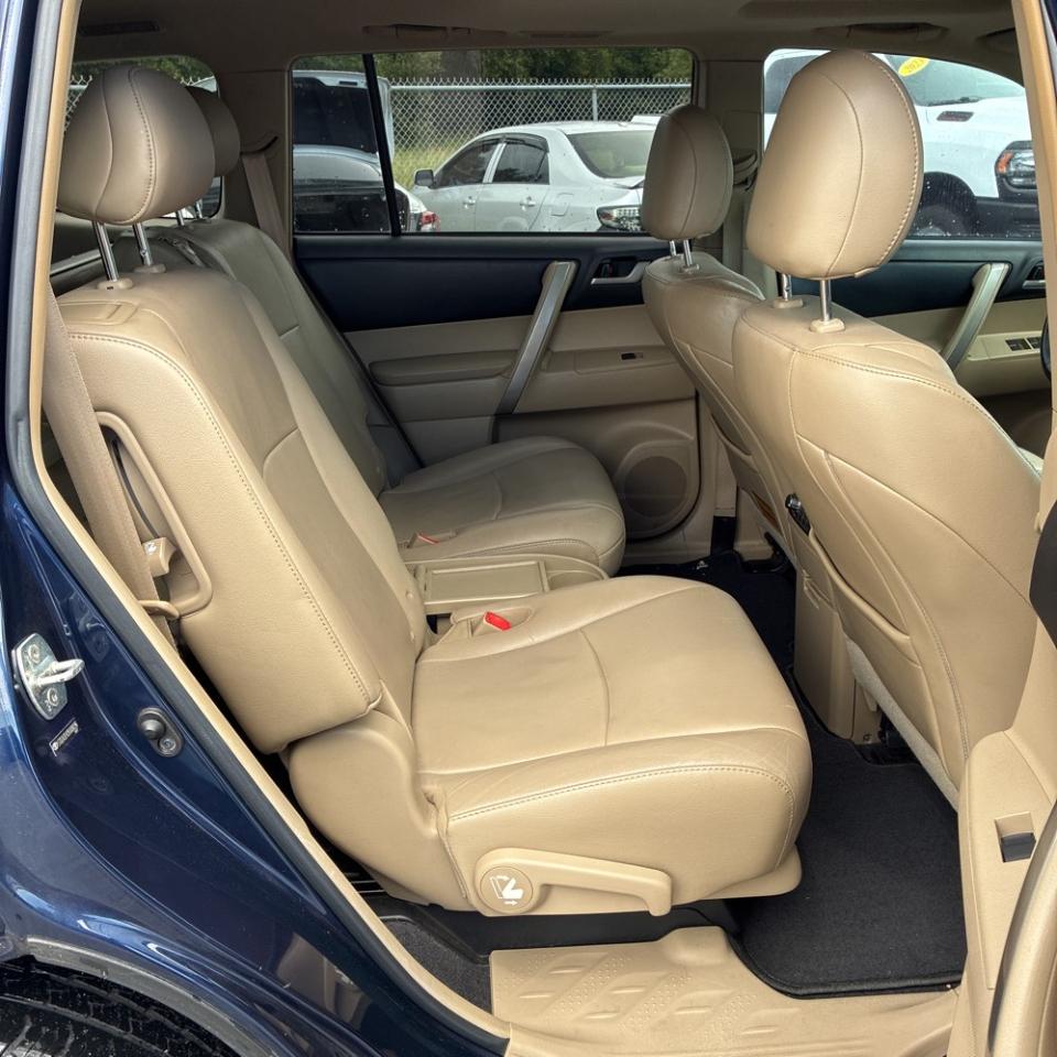 Toyota Highlander FWD 4dr L4 Base (Natl) 2011