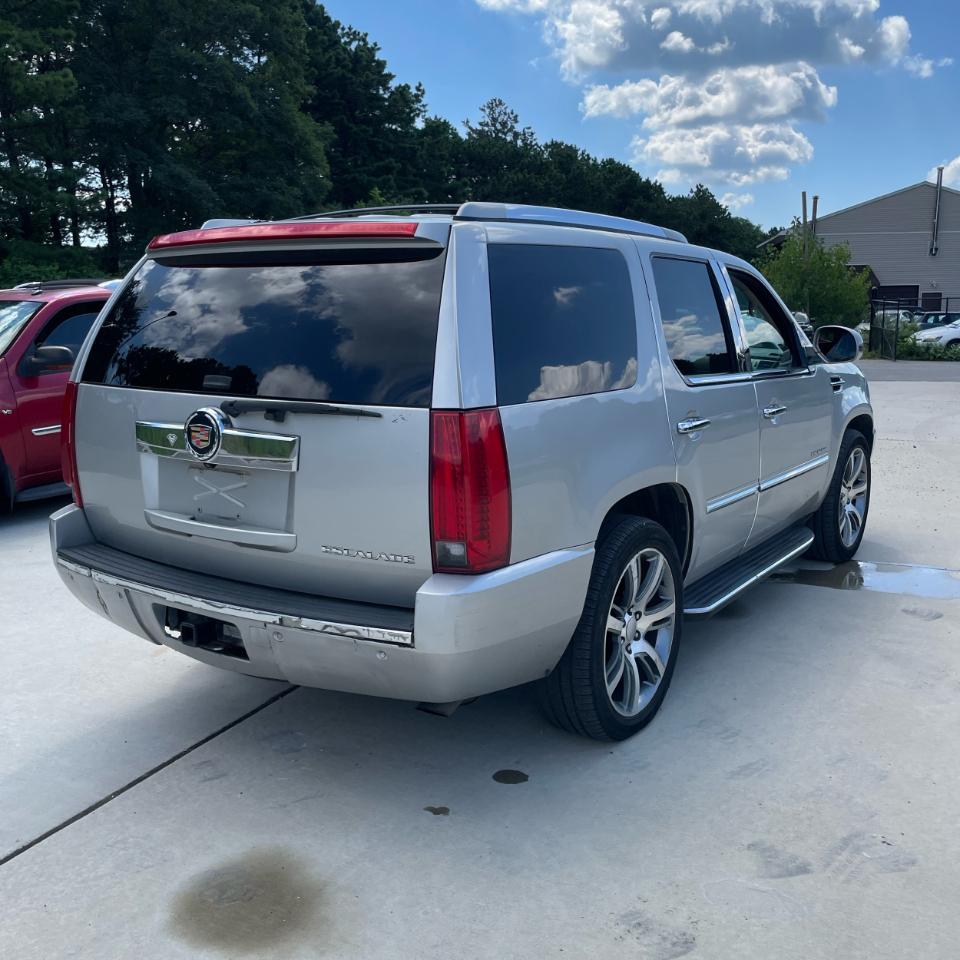 Cadillac Escalade AWD 4dr Luxury 2010