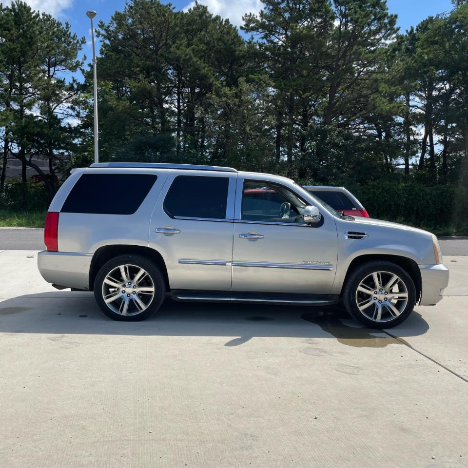 Cadillac Escalade AWD 4dr Luxury 2010