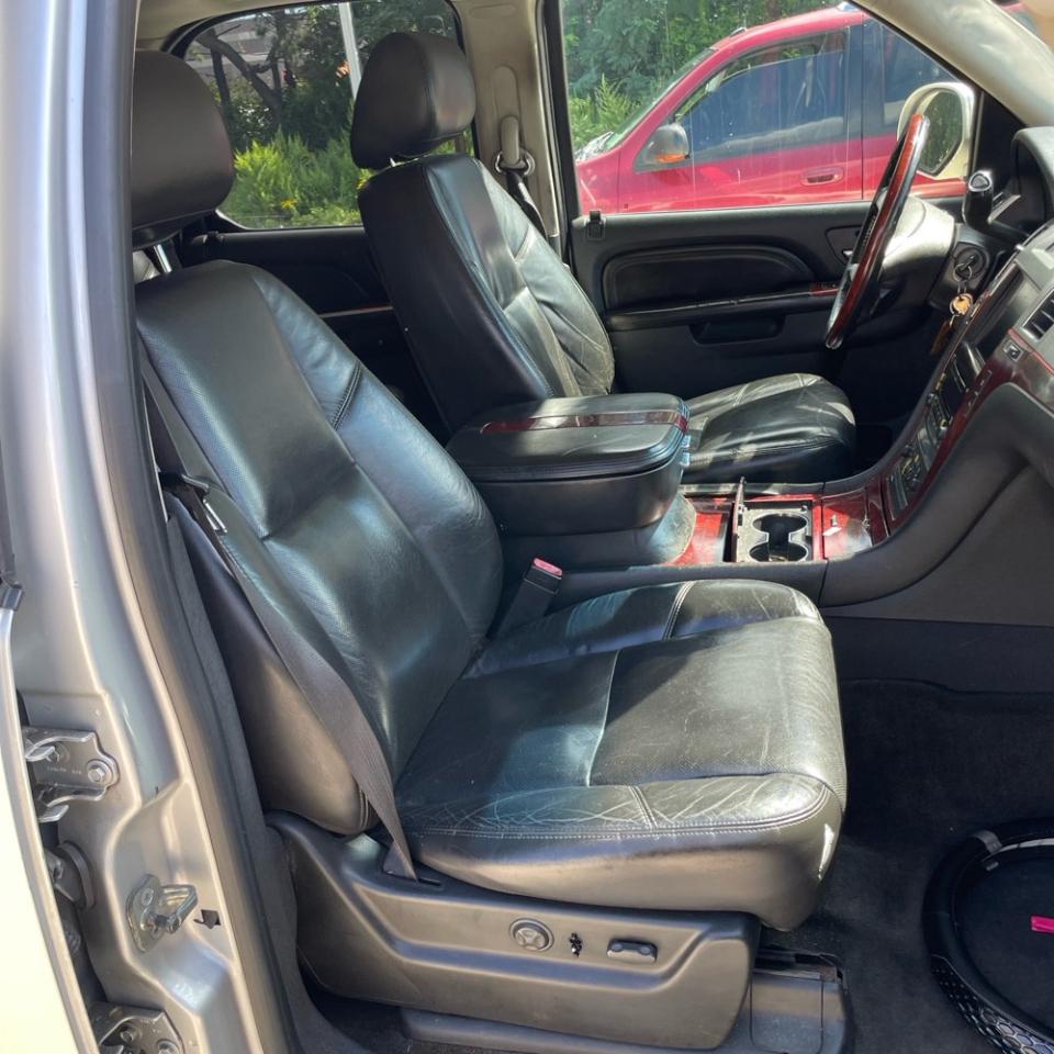 Cadillac Escalade AWD 4dr Luxury 2010