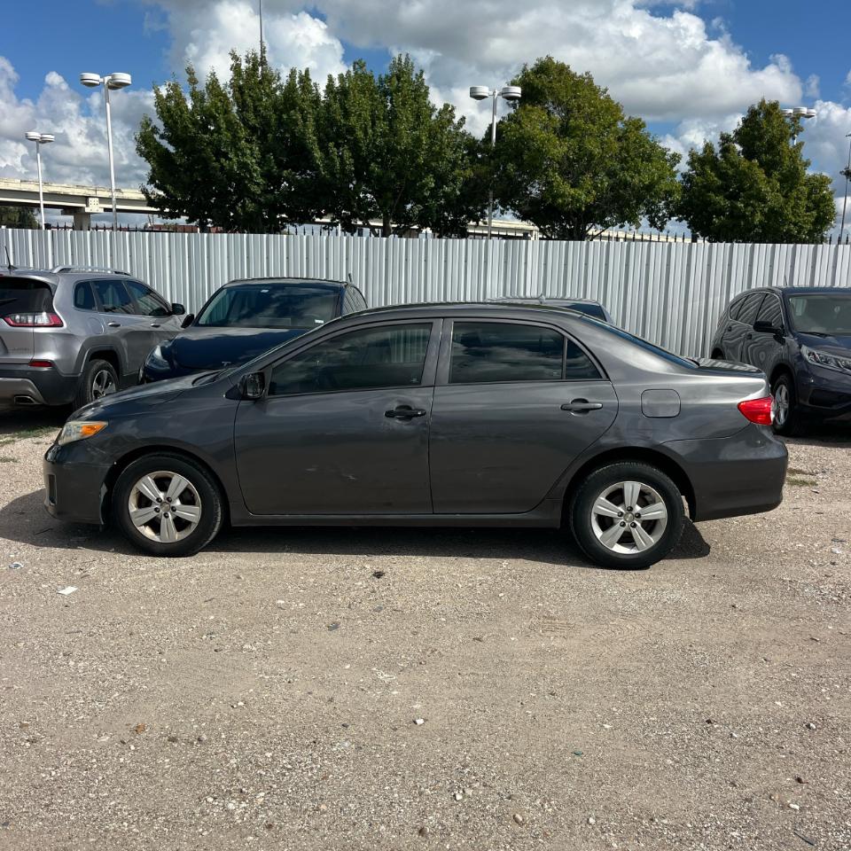 Toyota Corolla 4dr Sdn LE Auto (Natl) 2012