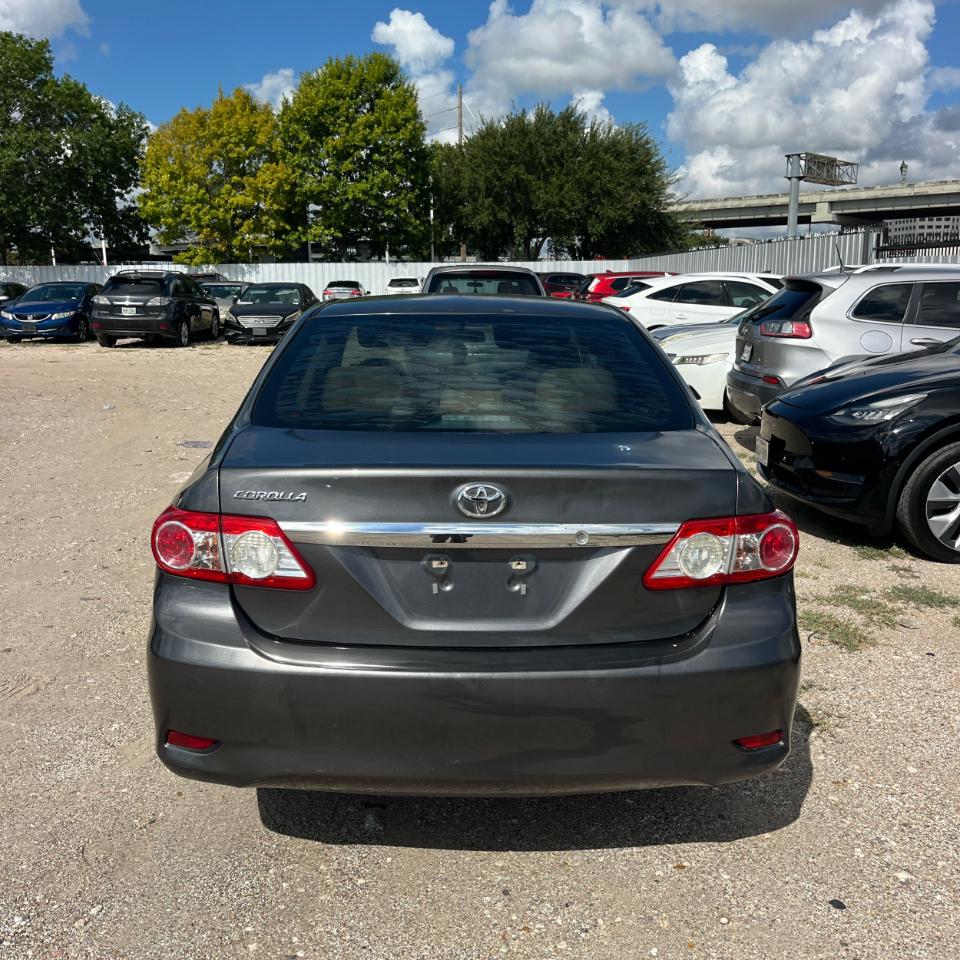 Toyota Corolla 4dr Sdn LE Auto (Natl) 2012