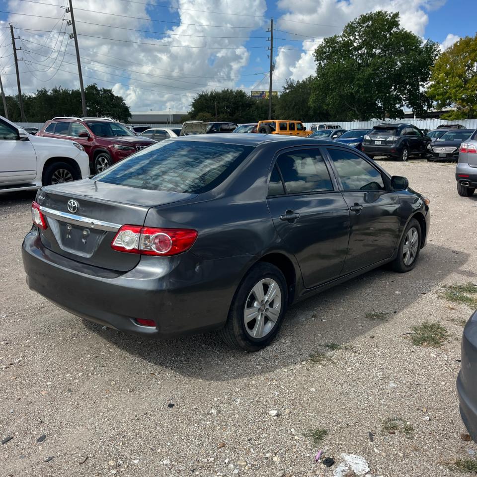 Toyota Corolla 4dr Sdn LE Auto (Natl) 2012