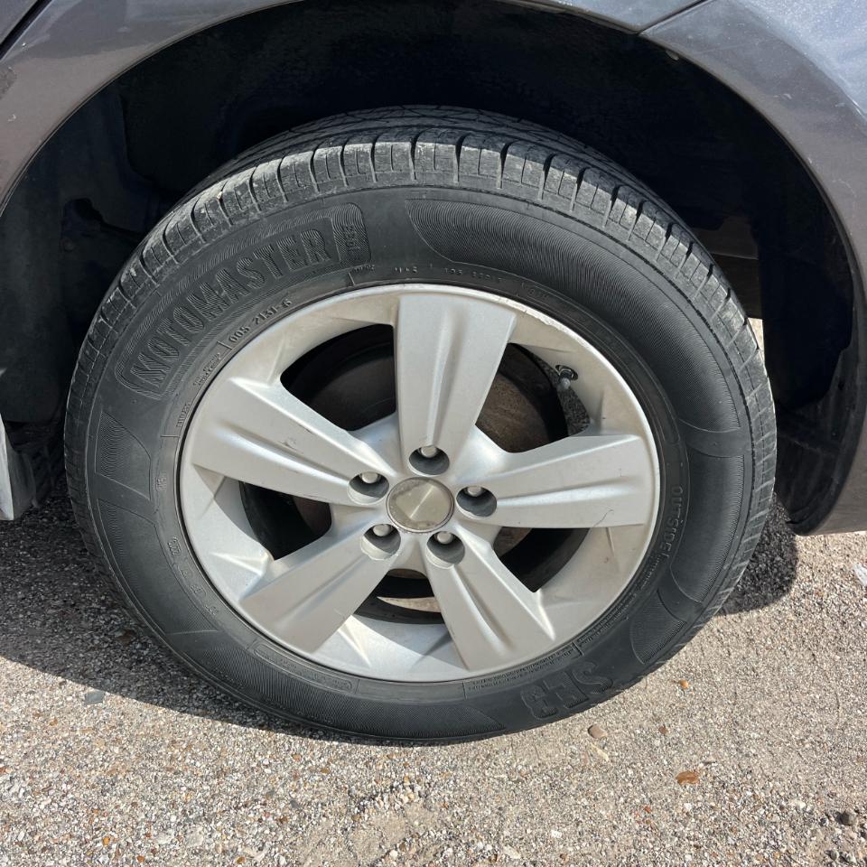 Toyota Corolla 4dr Sdn LE Auto (Natl) 2012