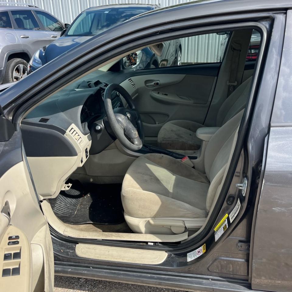 Toyota Corolla 4dr Sdn LE Auto (Natl) 2012