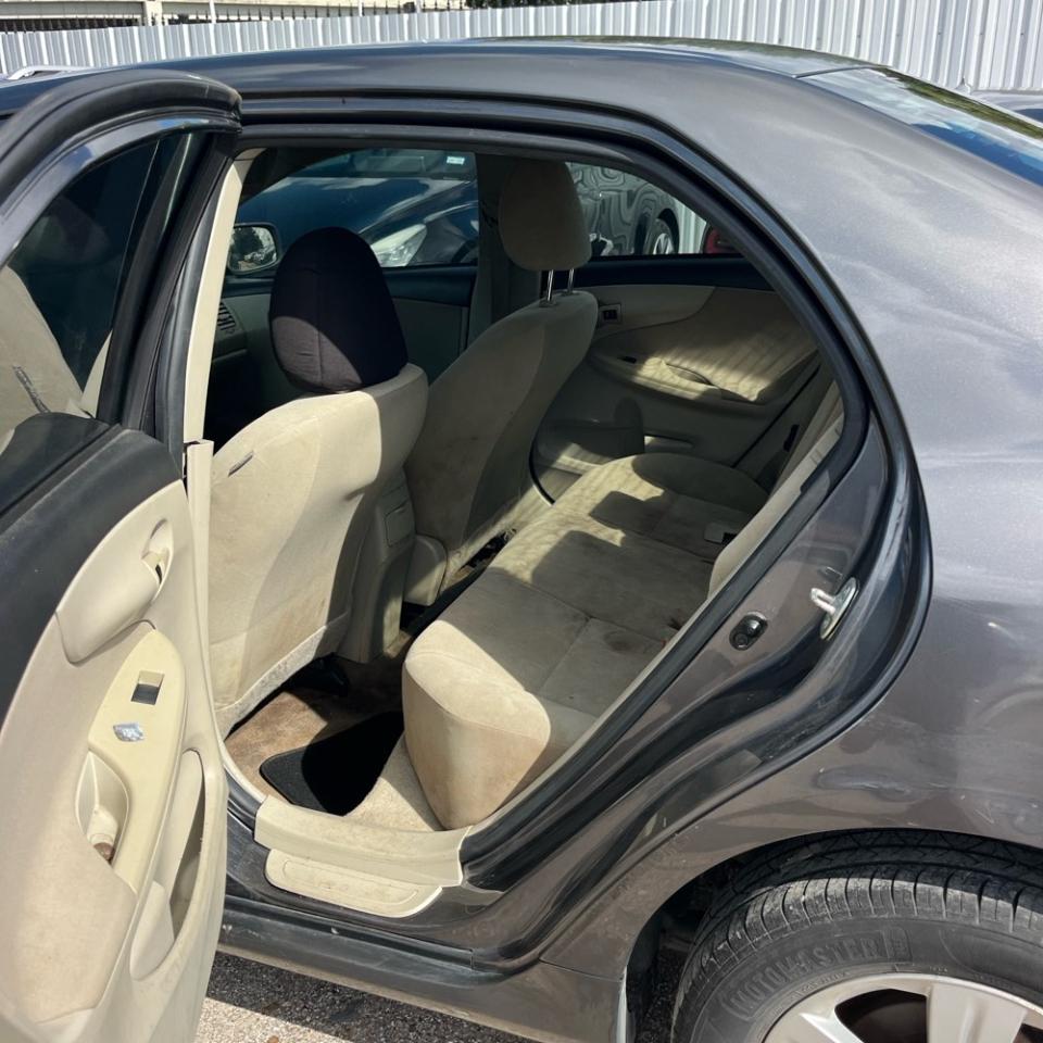 Toyota Corolla 4dr Sdn LE Auto (Natl) 2012