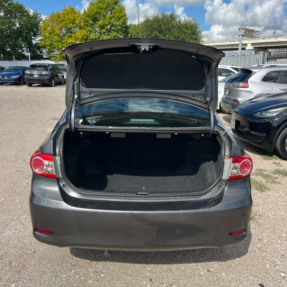 Toyota Corolla 4dr Sdn LE Auto (Natl) 2012