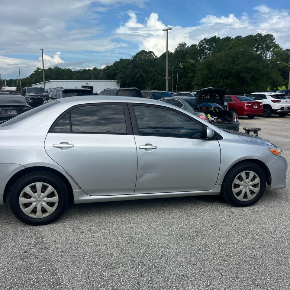 Toyota Corolla 4dr Sdn LE Auto (Natl) 2011