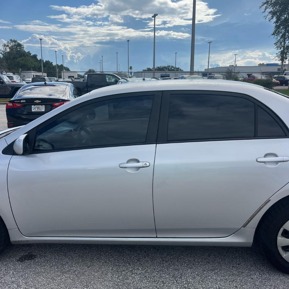 Toyota Corolla 4dr Sdn LE Auto (Natl) 2011