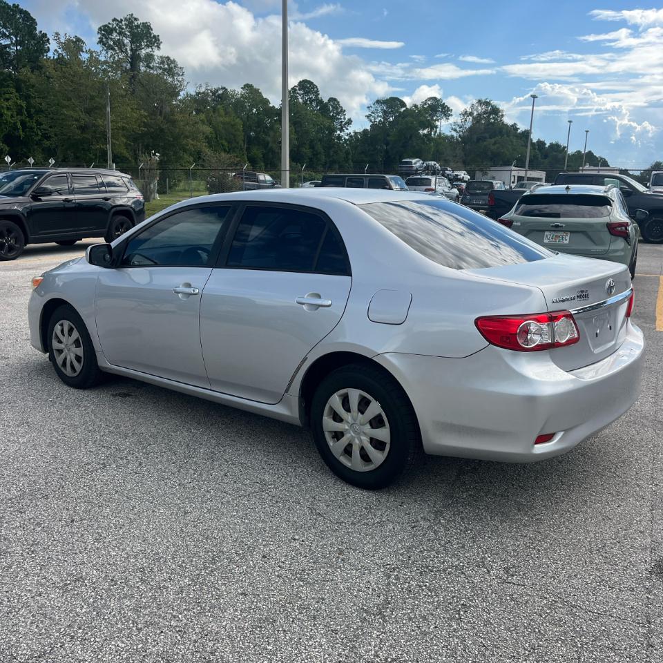 Toyota Corolla 4dr Sdn LE Auto (Natl) 2011
