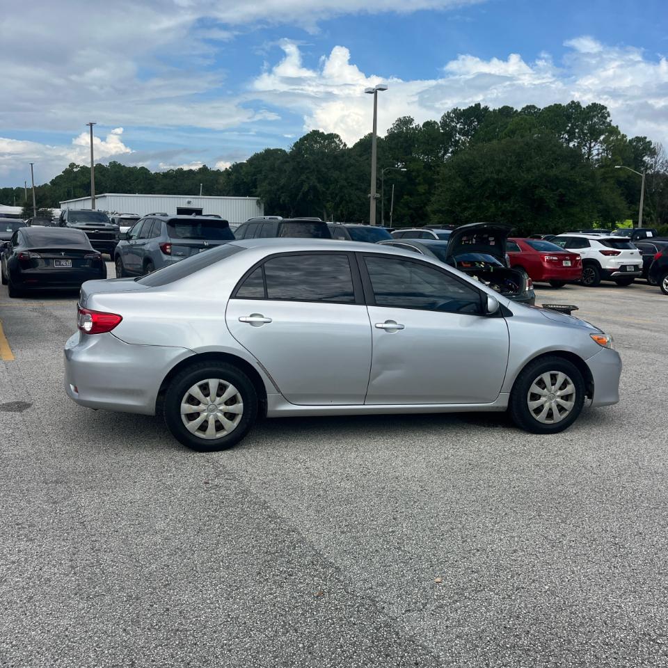 Toyota Corolla 4dr Sdn LE Auto (Natl) 2011