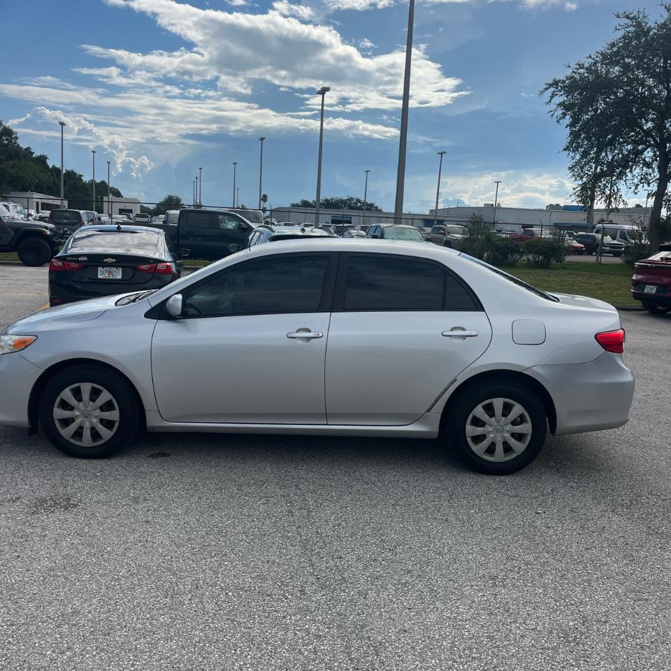 Toyota Corolla 4dr Sdn LE Auto (Natl) 2011
